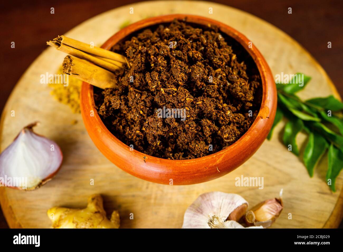 Plat de poisson épicé des Maldives - (sambol/sambal de poisson séché) avec des épinards d'eau verte (Kankun) remuer les frites. Cuisine asiatique. Banque D'Images