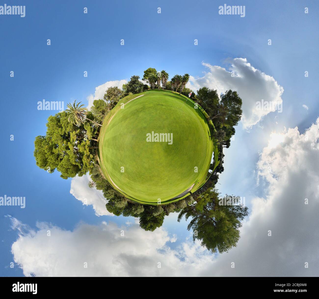 mini-monde 360 degrés parcours de golf vert sur une journée ensoleillée avec des nuages. concept de golf Banque D'Images
