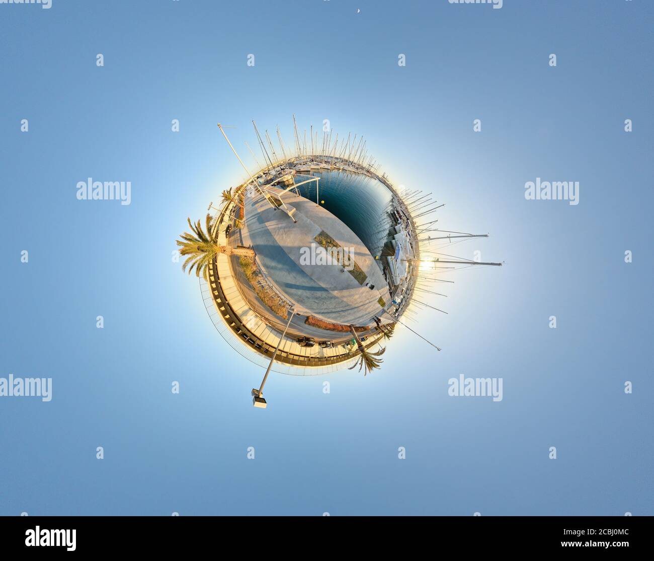 Mini-monde à 360 degrés de la marina de Valence sur une journée sans nuages au lever du soleil avec des mâts de navires sortant de l'horizon. Concept de sport nautique Banque D'Images