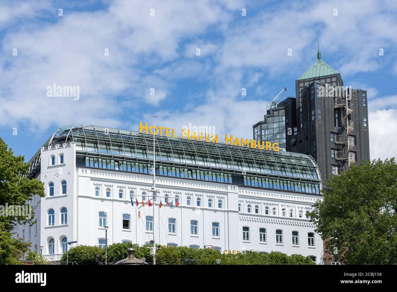 Hambourg, Allemagne - 8 juin 2020 : l'hôtel Hafen Hamburg au Landungsbruecken. Un point de repère en face du port. Banque D'Images
