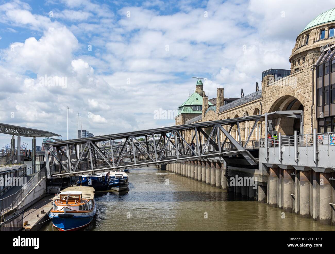 Hambourg, Allemagne - 8 juin 2020 : Gangway jusqu'à la jetée de Landungsbruecken. Un lien entre l'historique et les nouveaux bâtiments. Banque D'Images