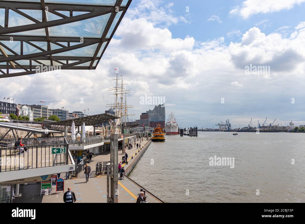 Hambourg, Allemagne - 8 juin 2020 : la promenade au Pier Landungsbruecken dans le port avec des touristes. Banque D'Images