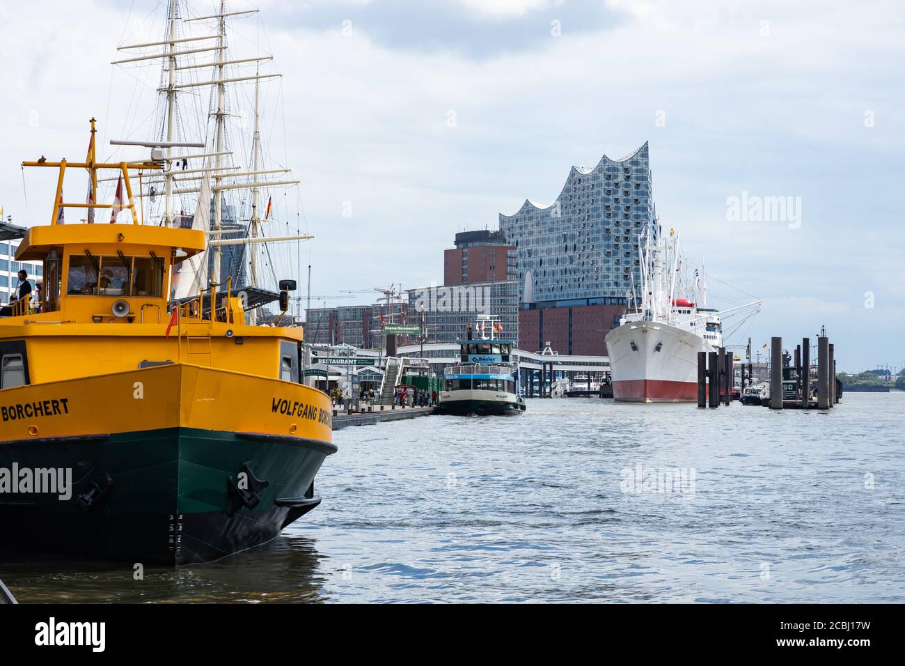 Hambourg, Allemagne - 8 juin 2020 : vue sur le rivage d'elbe dans la vieille ville. En arrière-plan se trouvent la salle philharmonique d'elbe et plusieurs navires. Banque D'Images