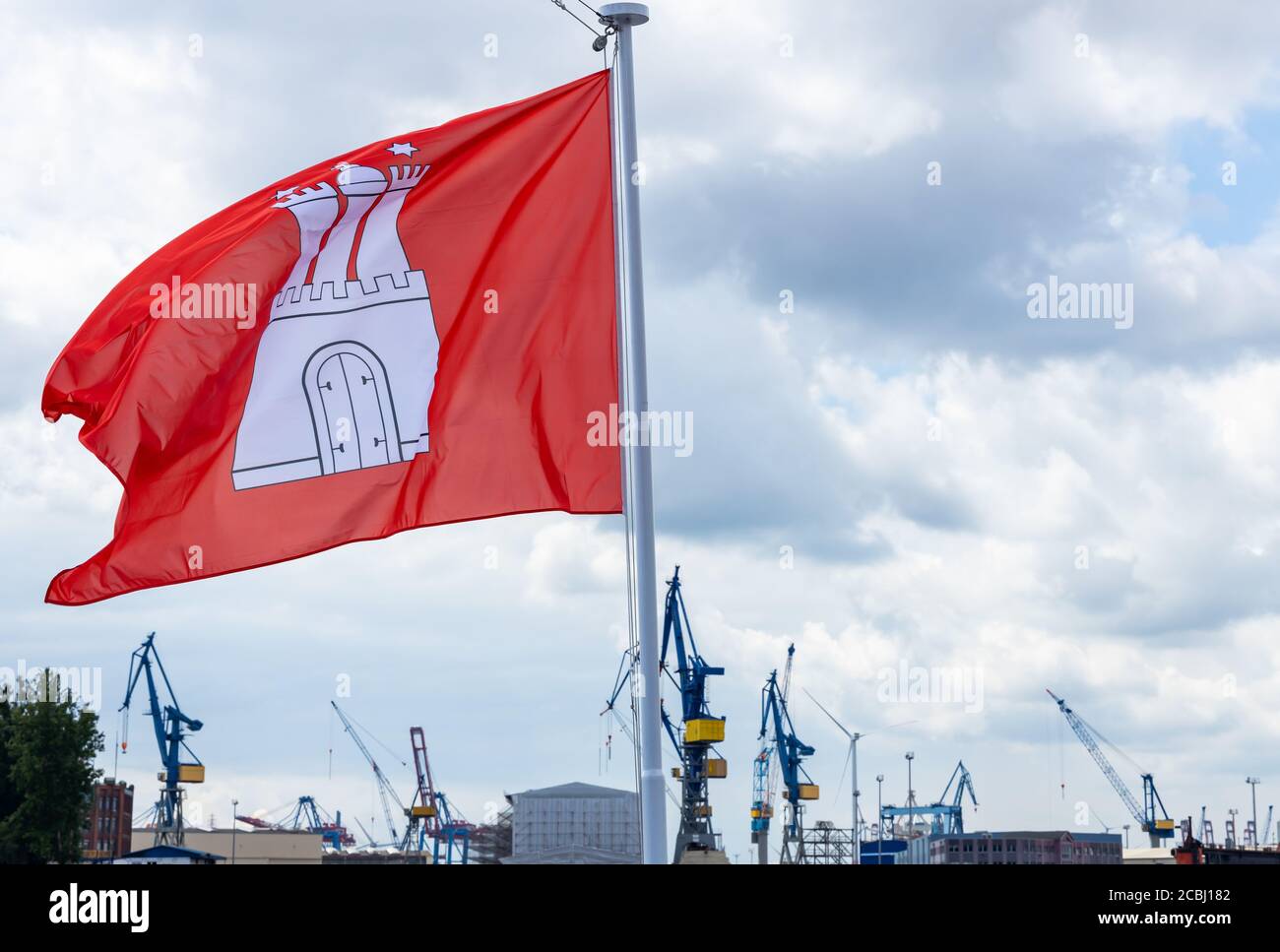 Hambourg, Allemagne - 8 juin 2020 : drapeau officiel de Hambourg sur un navire dans le port. Banque D'Images