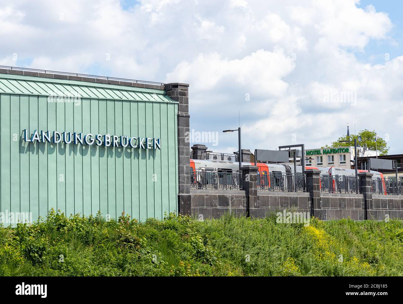 Hambourg, Allemagne - 8 juin 2020 : la station de métro Landungsbruecken de Hambourg. Un train s'arrête sur le pont. Les gens qui y sont. Banque D'Images