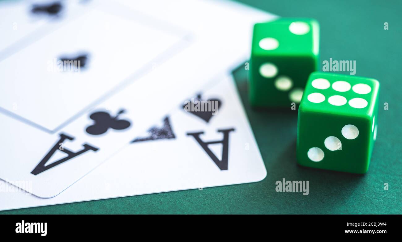 Dés verts et cartes à jouer sur la table de poker Banque D'Images