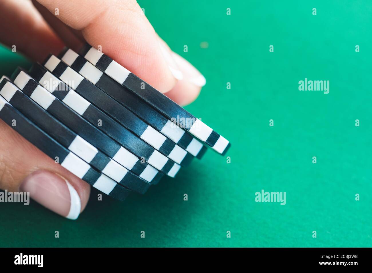 Pile de jetons de jeu dans la main de fille Banque D'Images