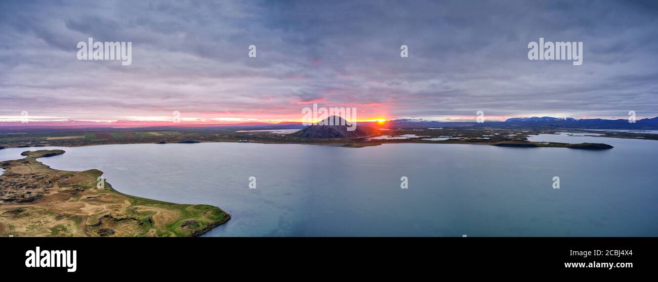 Vue panoramique aérienne du paysage islandais avec coucher de soleil. Papier peint nature grand angle Banque D'Images