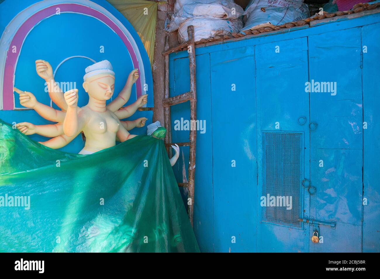 1er octobre 2015 kolkata bengale occidental inde: Des idoles Durga sont fabriquées à Kumartuli, Kolkata. Les idoles ont été recouvertes de plastique pour les protéger Banque D'Images