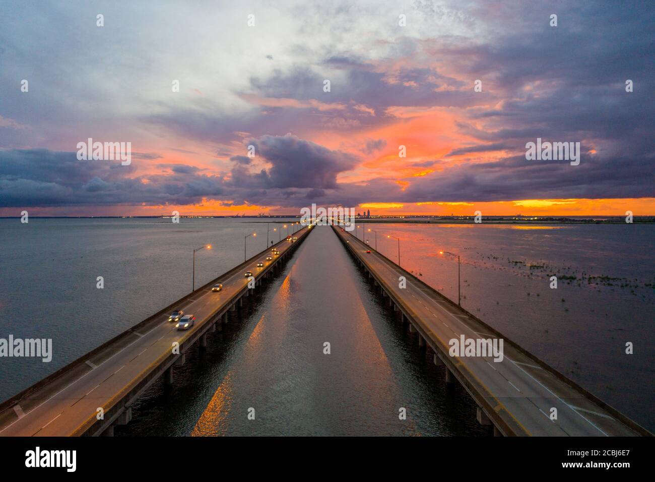Mobile Bay et pont de l'Interstate 10 au coucher du soleil Banque D'Images