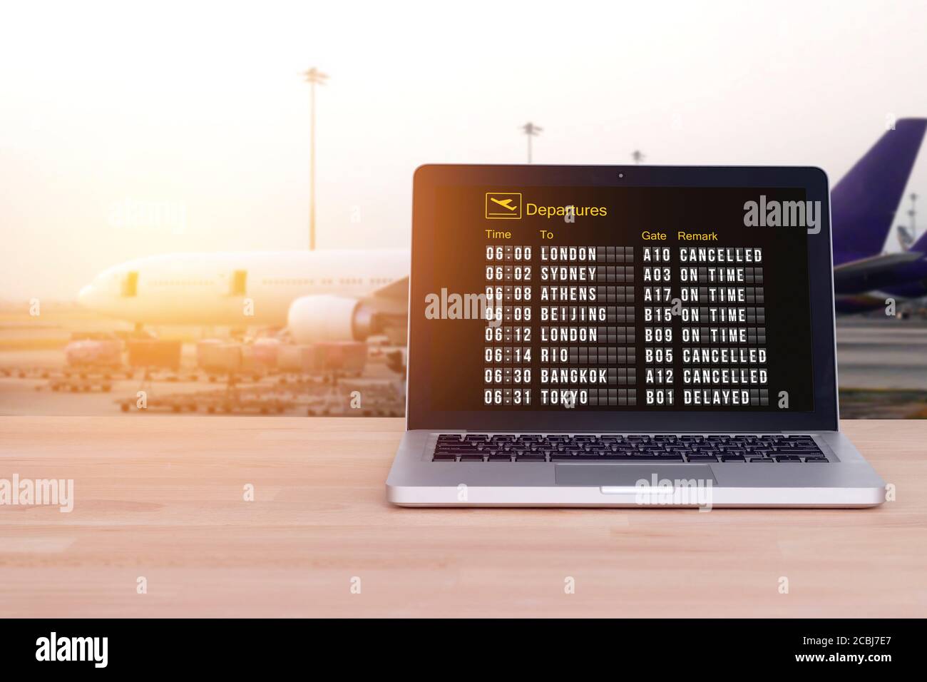 Technologie pour un voyage confortable, touriste, voyageur concept : Statut du vol sur ordinateur portable , ordinateur portable avec aéroport et arrière-plan flou d'avion Banque D'Images