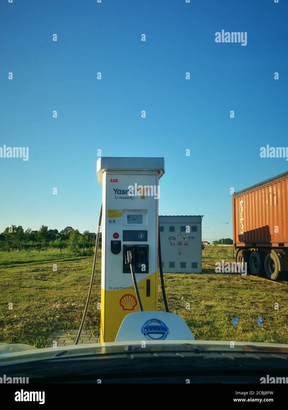 Ravitaillement en carburant de la voiture électrique Nissan Leaf sur la station-service Shell. Vue par le pare-brise. Réseau de stations de recharge Yasno sur la piste Kiev-Odessa. Août Banque D'Images