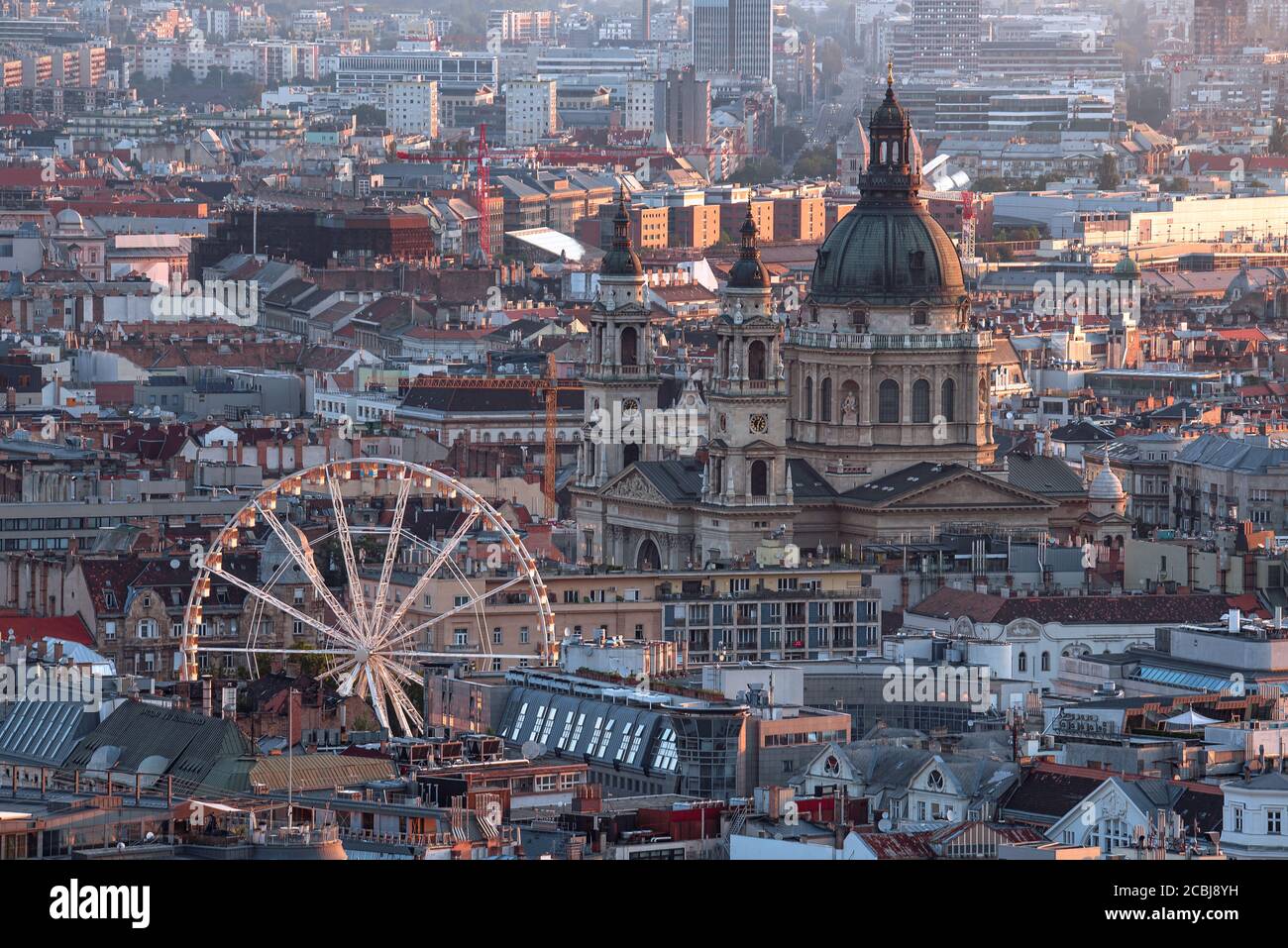 Paysage urbain incroyable sur les toits de budapest avec la roue de ferris et la basilique Saint-Etienne. Banque D'Images