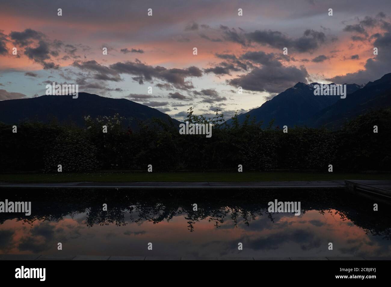 crépuscule à une piscine, Schenna, Tyrol du Sud Banque D'Images