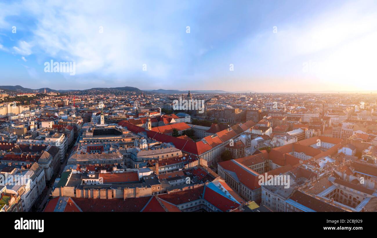 Photo aérienne incroyable sur la ville de Budapest. Le thème principal est le vieux centre-ville. La basilique Saint-Étienne de la coupole se trouve au centre. Banque D'Images