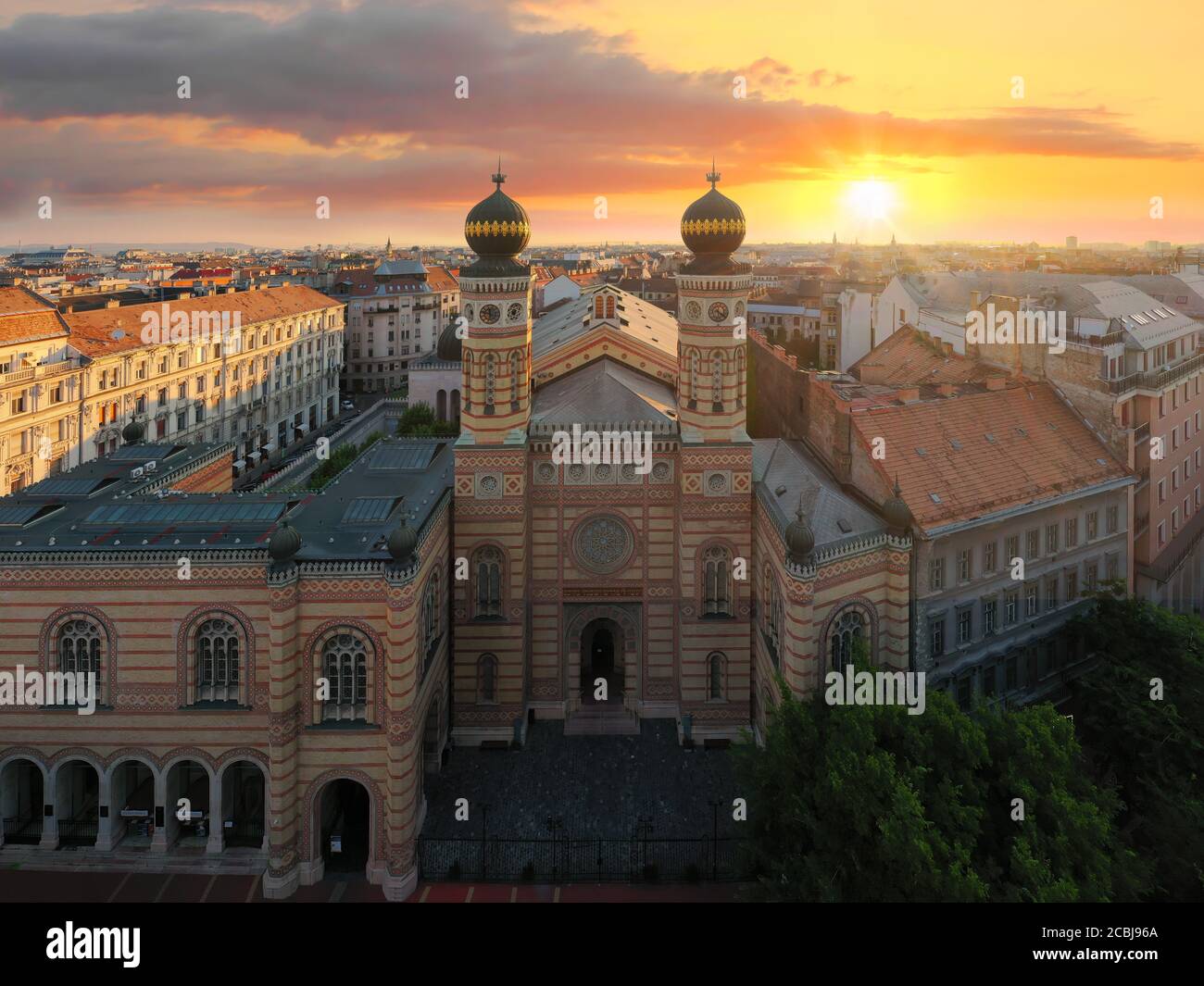 Vue aérienne sur la synagogue de la rue Dohany (synagogue de Tabakgasse) est la plus grande synagogue d'Europe. Célèbre attraction touristique de la ville. Banque D'Images