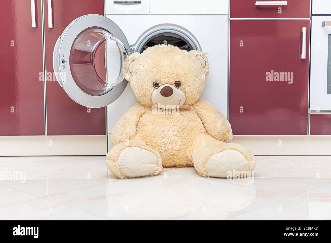 L'ours en peluche se prépare à être lavé dans la machine à laver Photo  Stock - Alamy