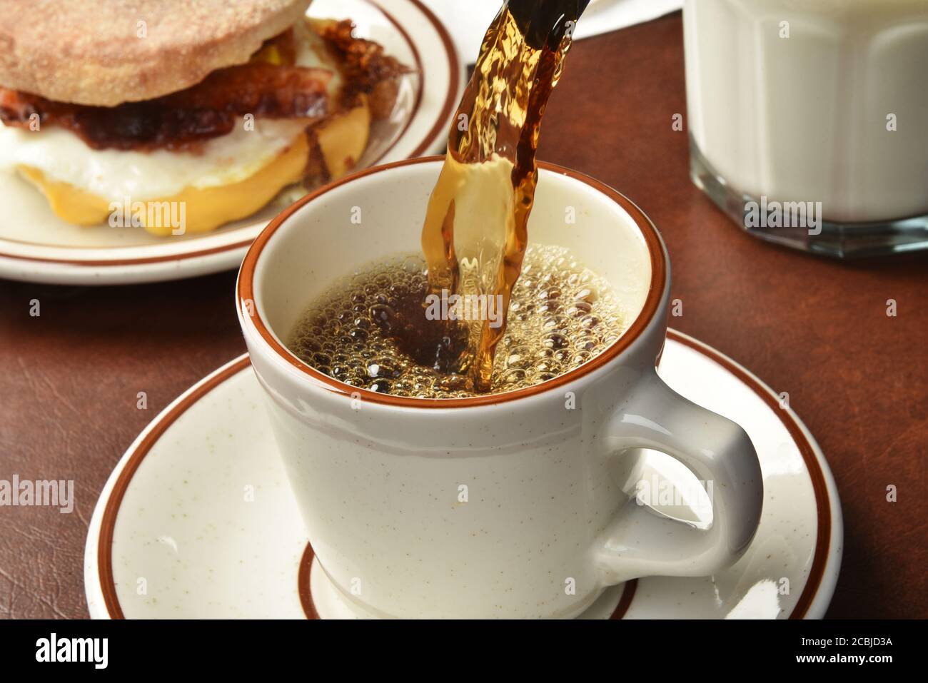 Gros plan sur le café en cours de préparation, la photographie à grande vitesse gèle les mouvements Banque D'Images