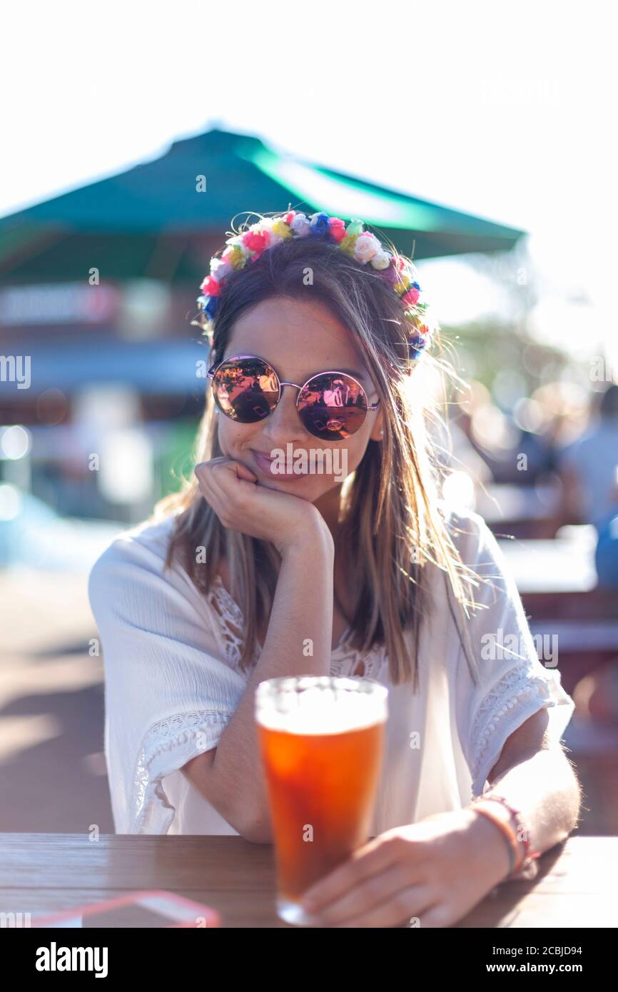 Une belle dame boit de la bière fraîche Banque D'Images