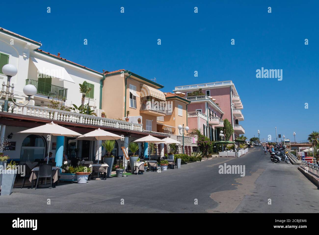 Bordighera, Ligurie, Italie juillet 25 2015: Route en bord de mer à Bordighera, Ligurie, Italie en été. Des cafés et des restaurants en plein air bordent cette route. Banque D'Images
