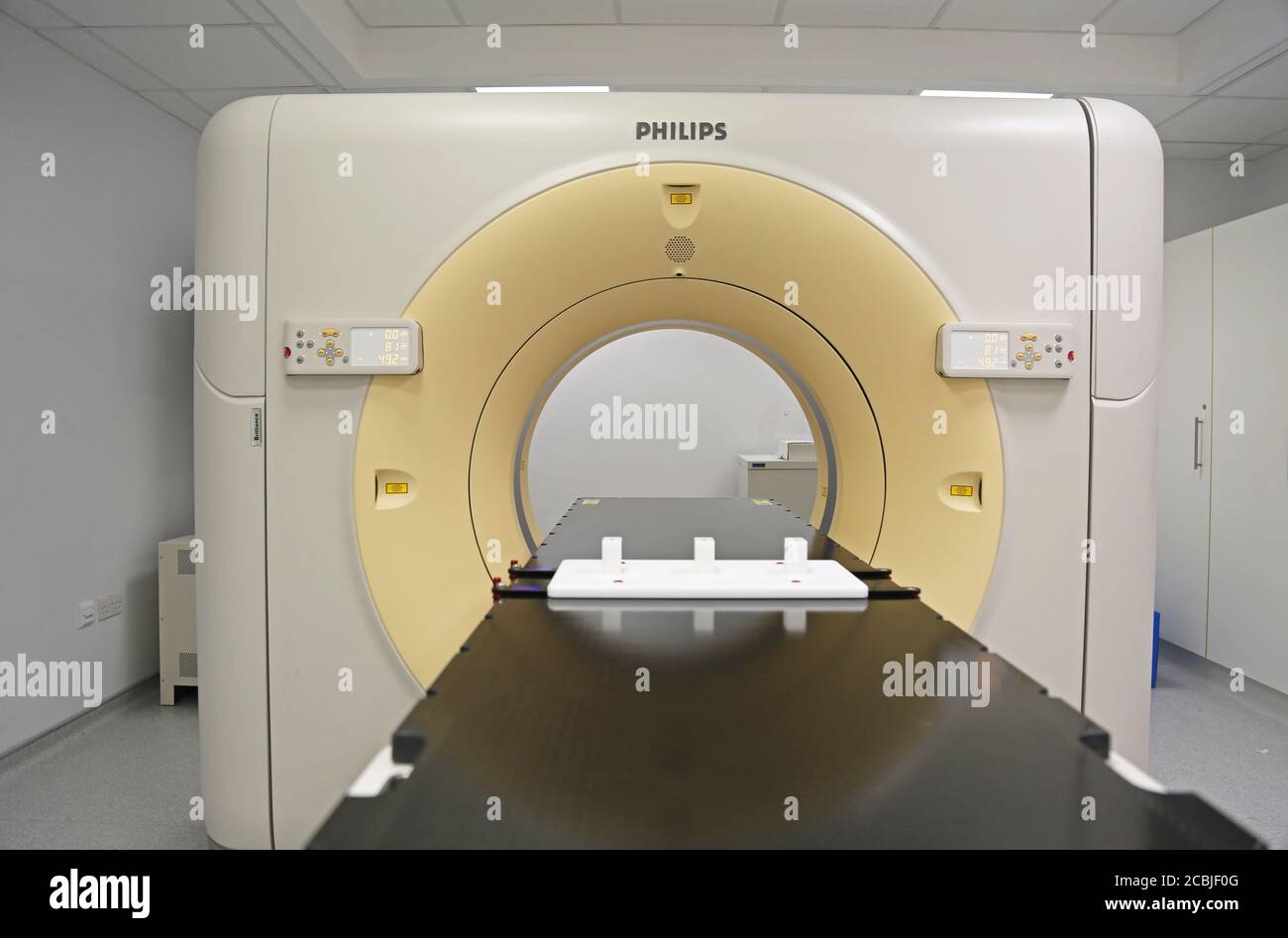 Un scanner CT Philips récemment installé photographié lors de la mise en service à l'hôpital Eastbourne, East Sussex, Royaume-Uni Banque D'Images