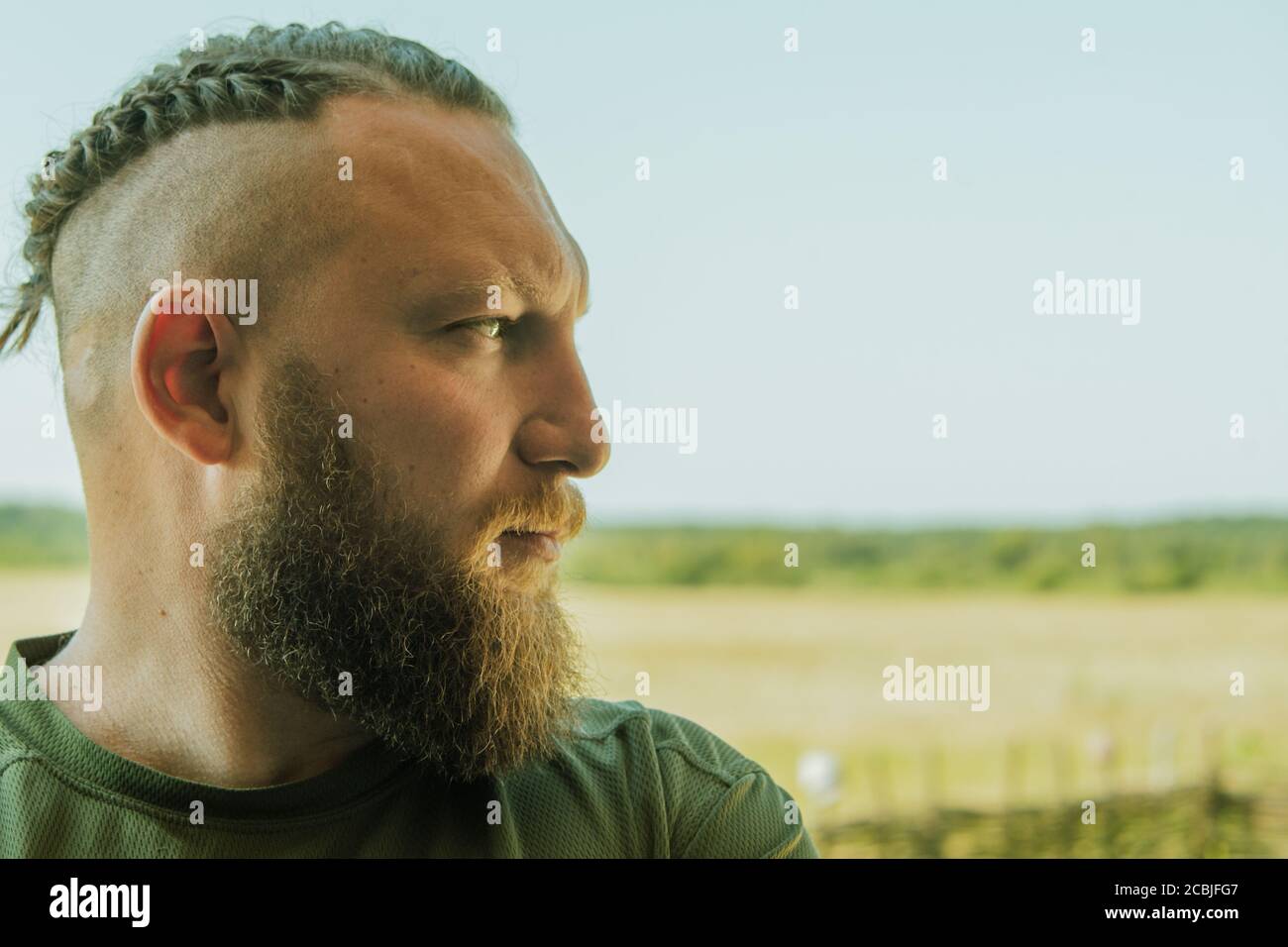 Bel homme à long-barbu. Homme avec un profil de barbe. Liberté, espace, air, motard, style de vie Banque D'Images