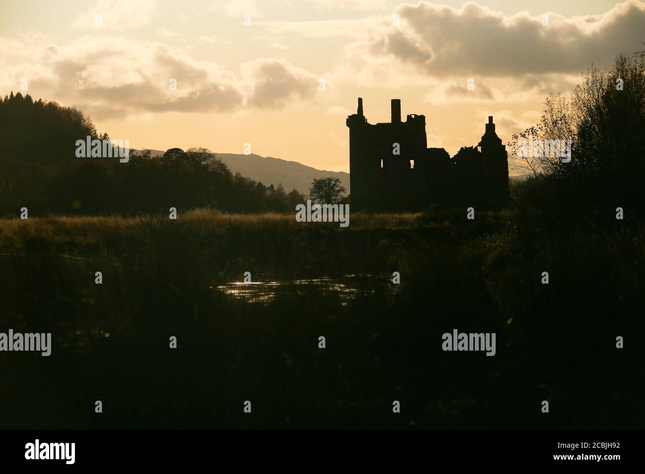 Château de Kilchurn dans Silhouette, Écosse Banque D'Images