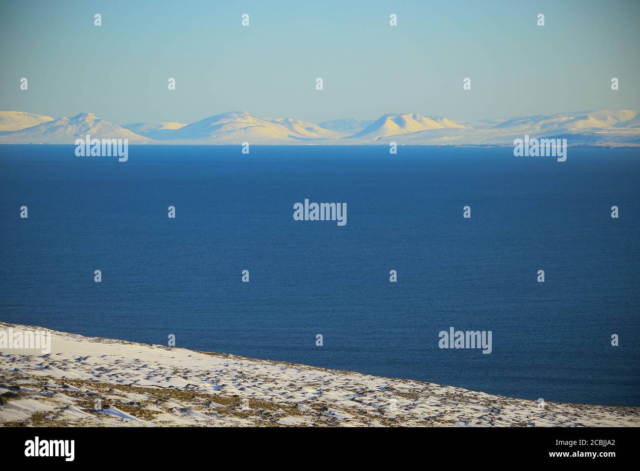 Fjords de l'Ouest et la mer en Islande pendant l'hiver Banque D'Images