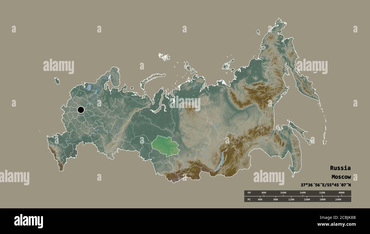 Forme désaturée de Russie avec sa capitale, sa principale division régionale et la région séparée de Tomsk. Étiquettes. Carte topographique de relief. Rendu 3D Banque D'Images