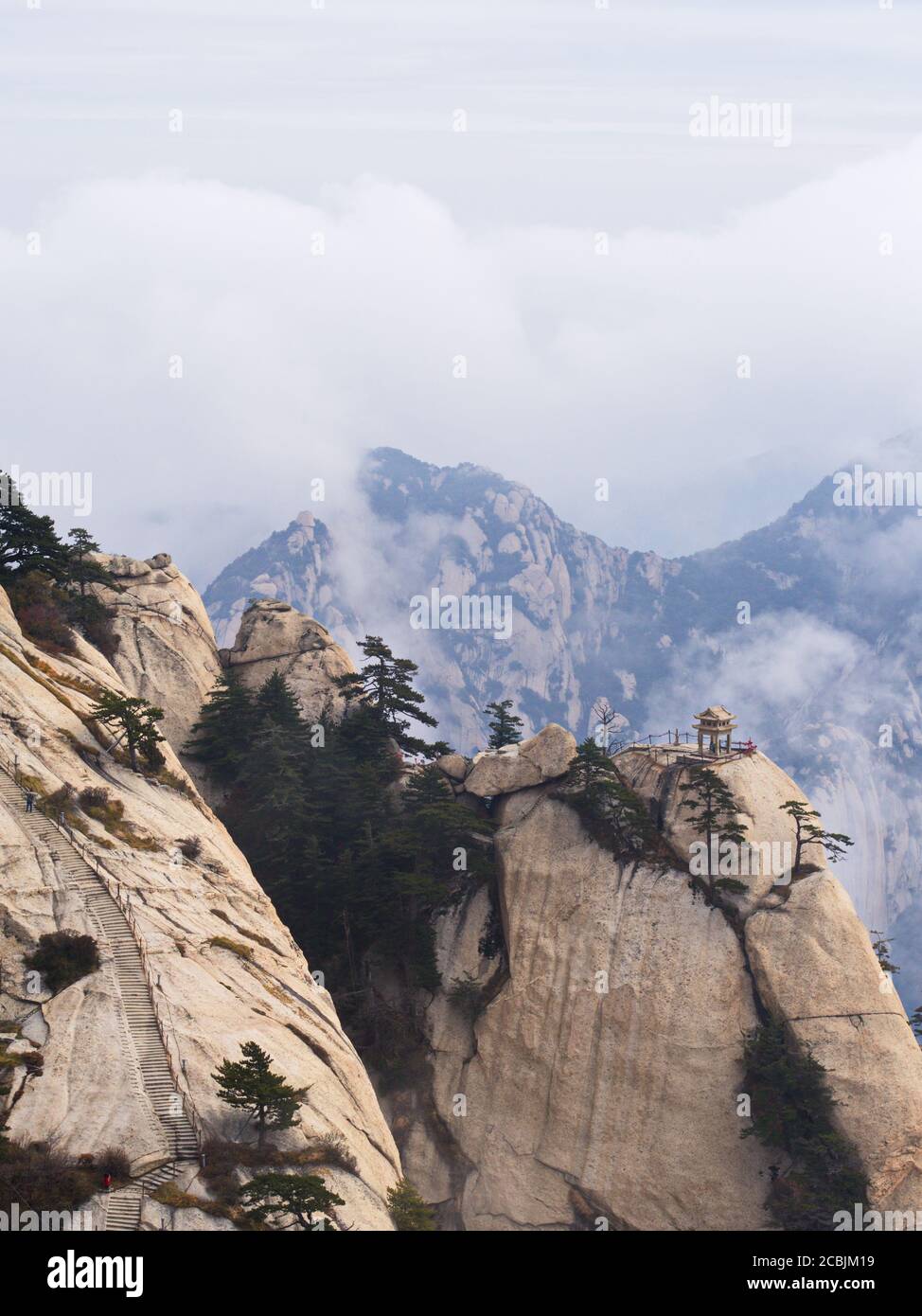 La montagne Huashan près de Xian City. Le sentier le plus dangereux et le peuple couronné de Chine. Le mont Hua est l'une des cinq grandes montagnes de Chine à Huayin Banque D'Images