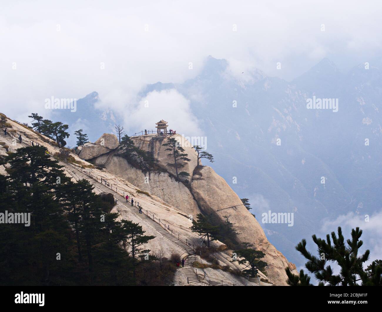 La montagne Huashan près de Xian City. Le sentier le plus dangereux et le peuple couronné de Chine. Le mont Hua est l'une des cinq grandes montagnes de Chine à Huayin Banque D'Images