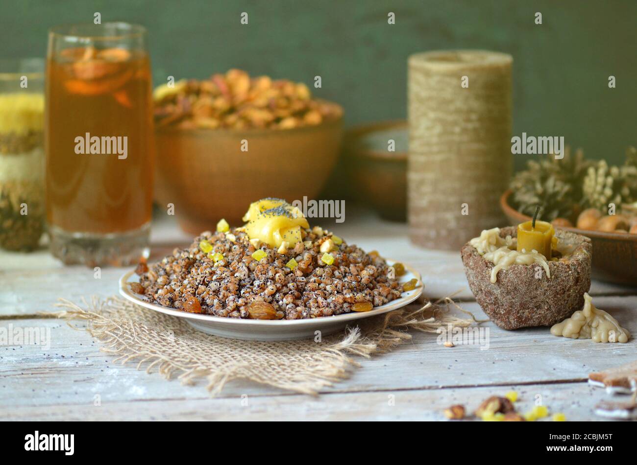 Pilaf sucré aux fruits secs. Kutia moderne aux fruits confits. Assiette avec kutia et fruits secs. Bouillie de Noël aux raisins secs, orange confite Banque D'Images