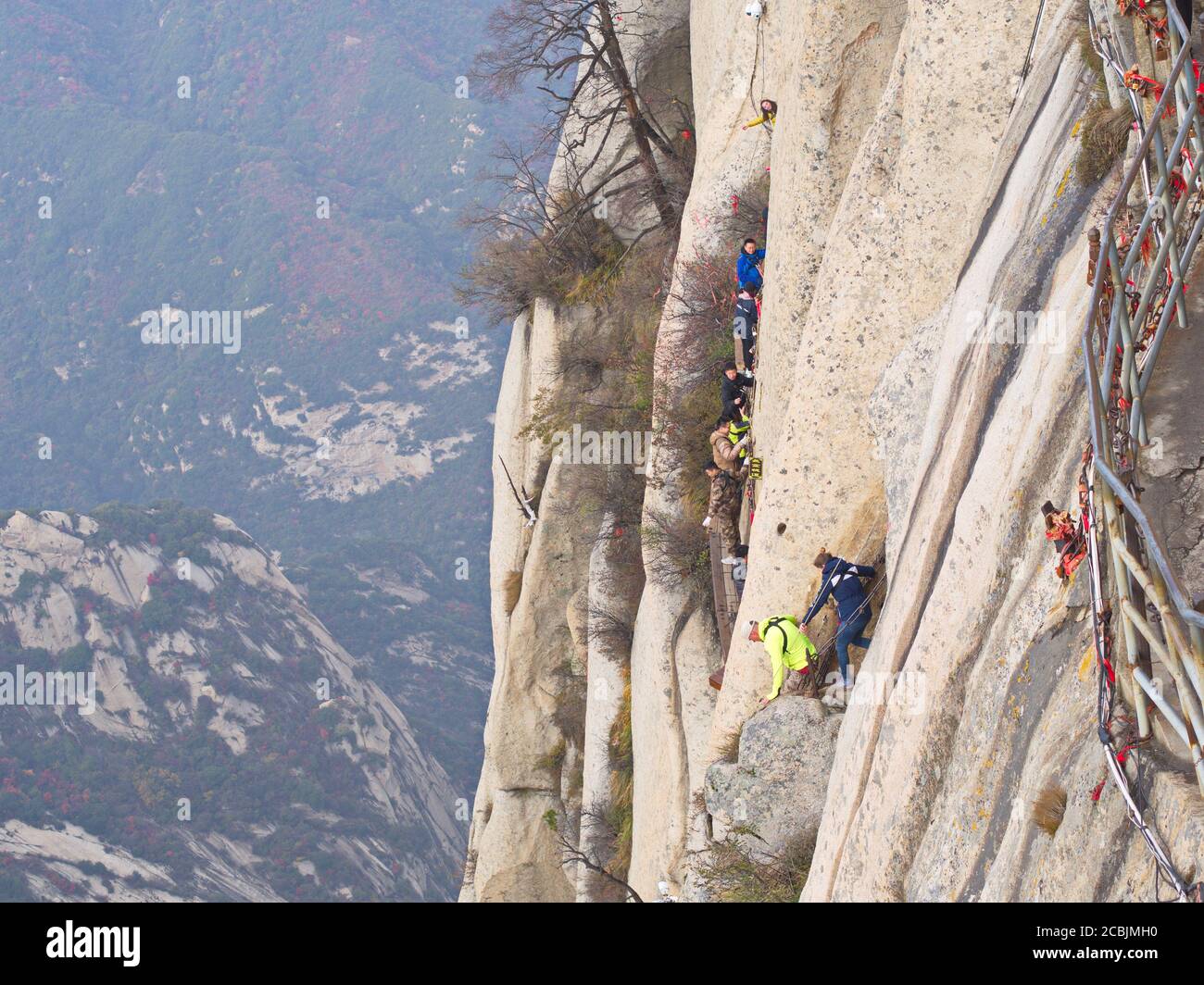 La montagne Huashan près de Xian City. Le sentier le plus dangereux et le peuple couronné de Chine. Le mont Hua est l'une des cinq grandes montagnes de Chine à Huayin Banque D'Images