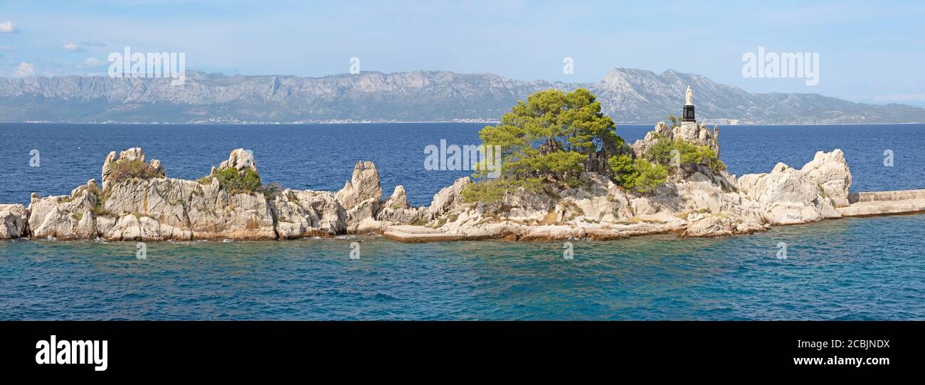 Croatie - le panorama avec la statue de la Vierge Marie à Trpanj, sur le Peliesac penisula. Banque D'Images