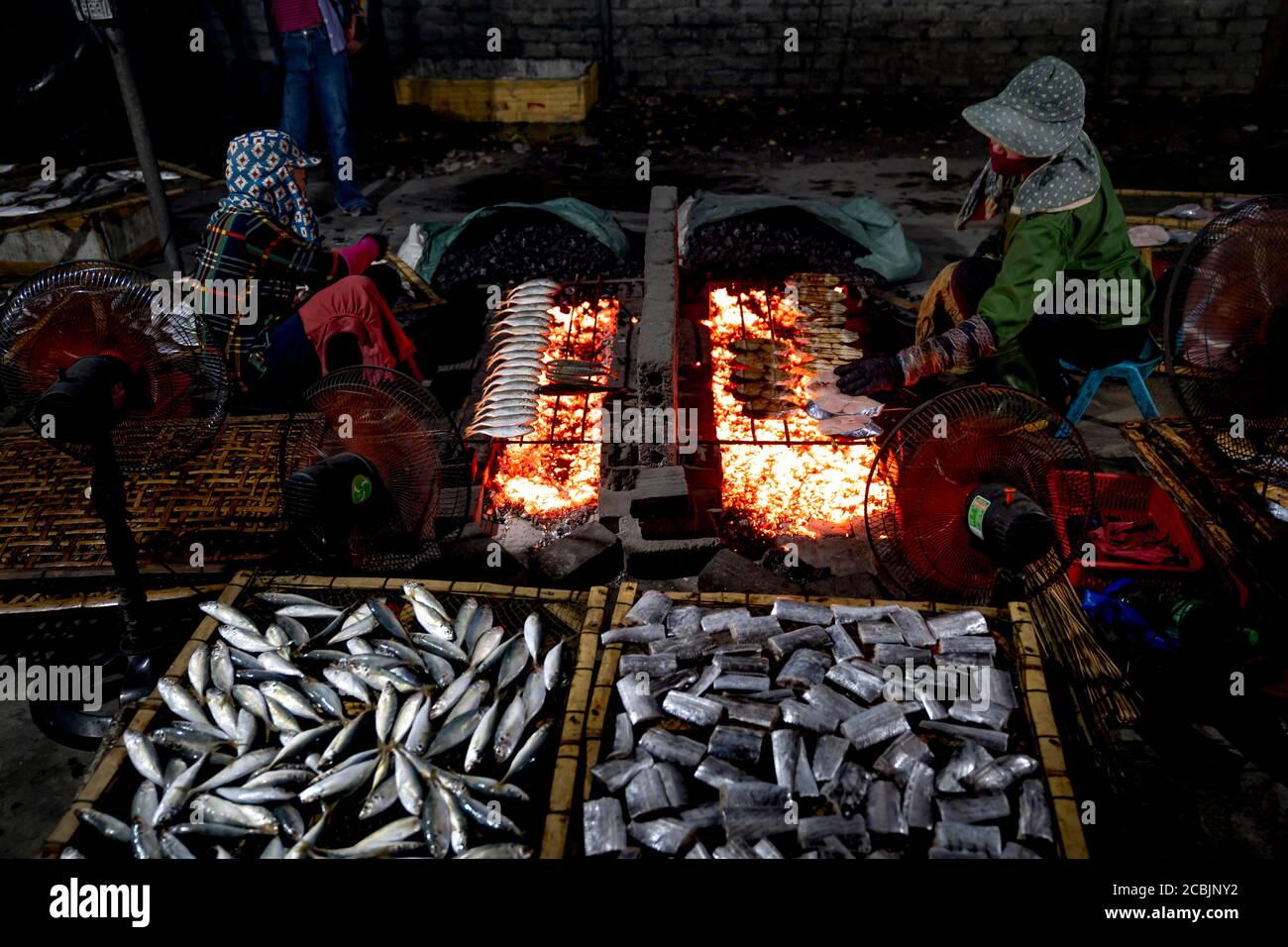 Village de poissons grillés Dien Van, province de Nghe an, Vietnam - 2 août 2020 : images de pêcheurs de poissons frais grillés sur des émonteurs en vente sur les marchés de Die Banque D'Images