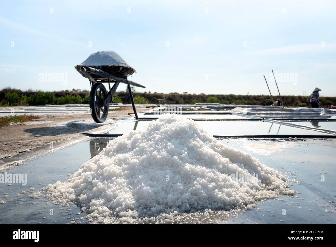 L'image d'une brouette en bois pour le transport du sel des producteurs de sel dans la province de Nghe an, au Vietnam Banque D'Images