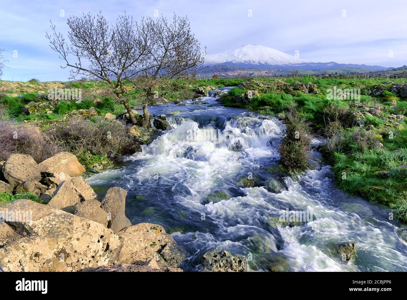 Paysage d'hiver de la Sicile avec source d'eau à la pente de l'Etna Mount, la plus basse zone de la réserve naturelle intégrale dans le Parc Banque D'Images