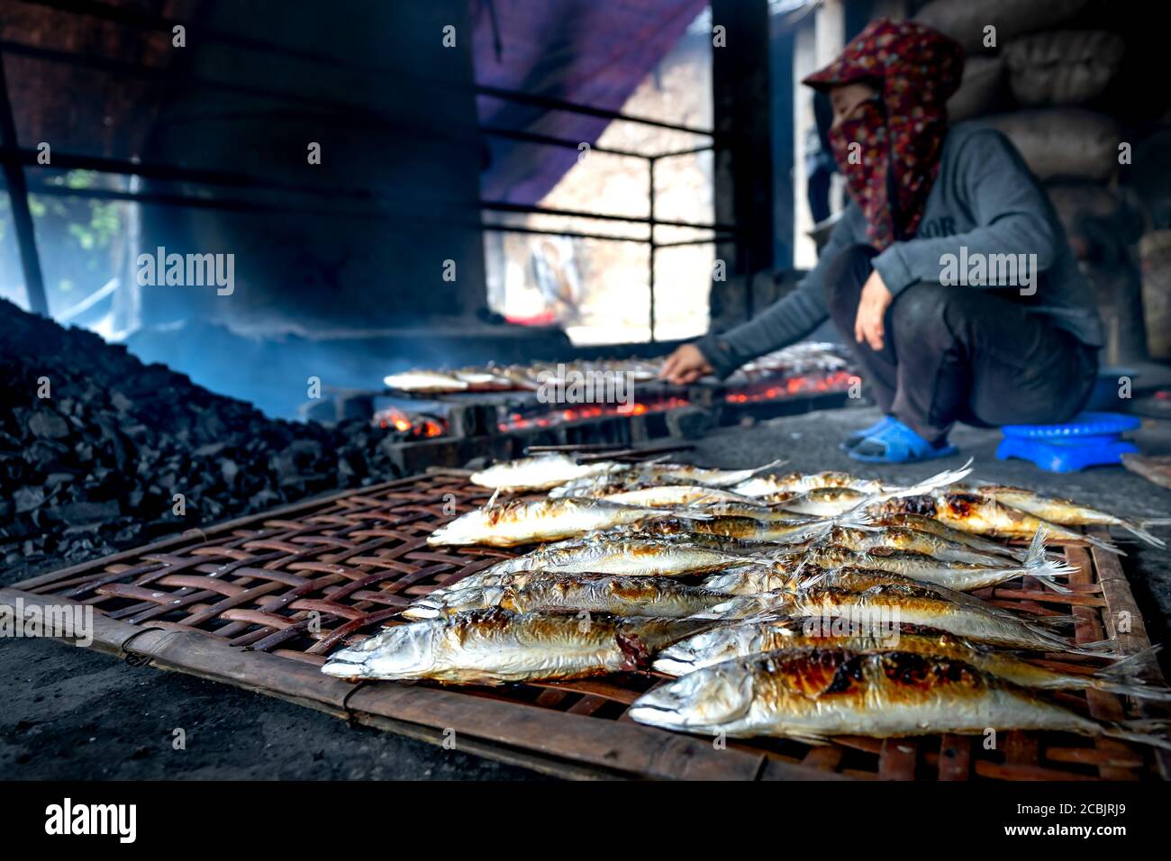 L'image de poissons frais de pêcheurs grillés sur des émonteurs à vendre sur le marché de Dien Van, village de poissons grillés, province de Nghe an, Vietnam Banque D'Images