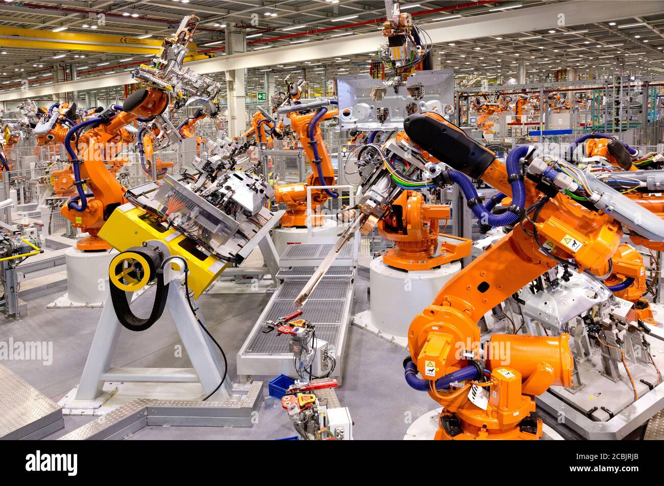 Robots de soudage dans une usine de montage de voiture Banque D'Images