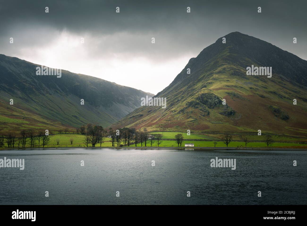 Dale Head et Fleetwith Pike surplombant Buttermere dans le parc national Lake District, Cumbria, Angleterre. Banque D'Images
