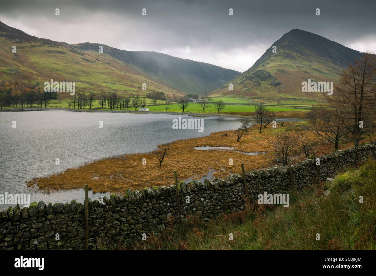 Dale Head et Fleetwith Pike surplombant Buttermere dans le parc national Lake District, Cumbria, Angleterre. Banque D'Images