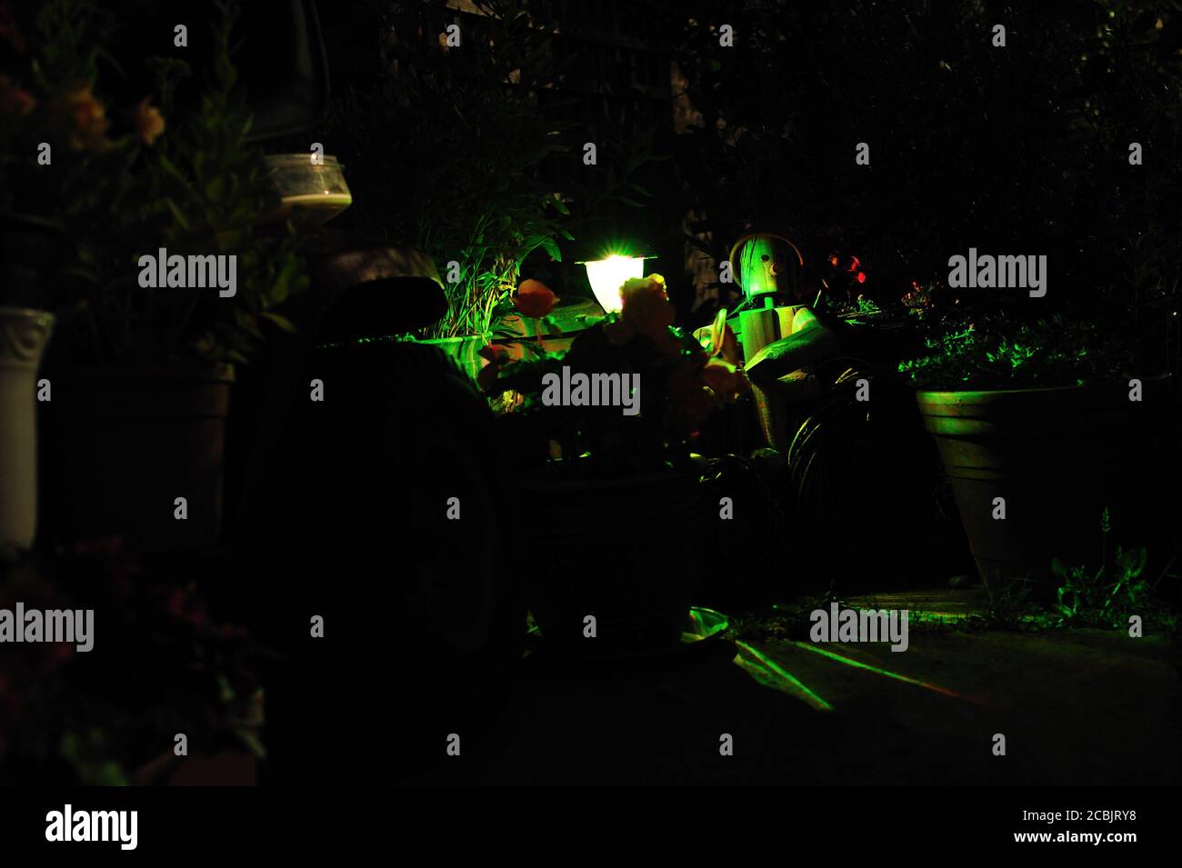 Photo nocturne d'un petit homme vert sur un tracteur Banque D'Images