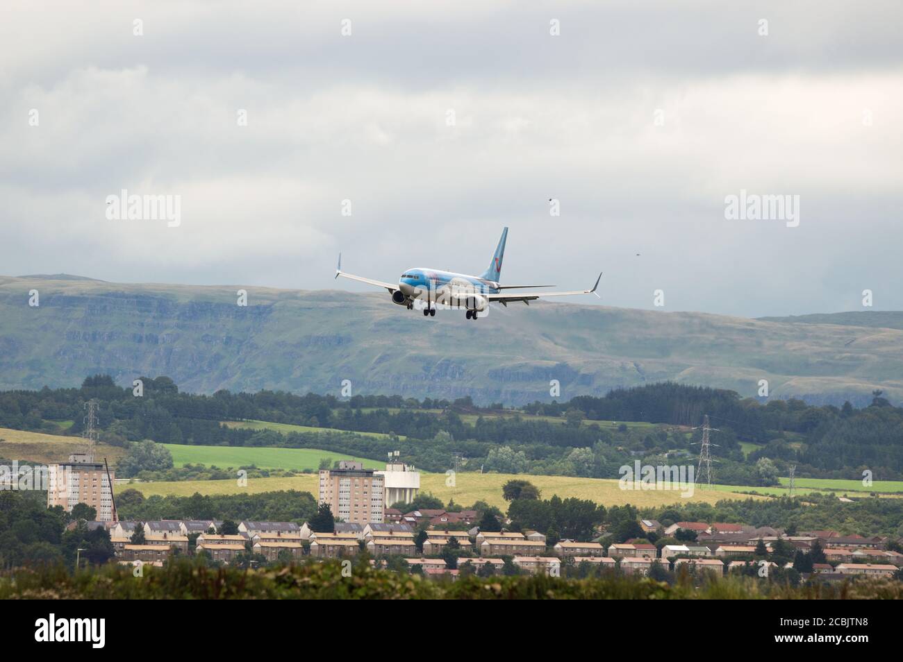 Glasgow, Écosse, Royaume-Uni. 7 août 2020 en photo : un Boeing 737-800 de TUI Airlines se prépare à atterrir à l'aéroport international de Glasgow, ramenant les vacanciers d'Europe. TUI a fait d'énormes pertes de près de 2 milliards de livres sterling en raison du blocage du coronavirus et des clients qui restent loin des destinations de vacances alors que le verrouillage s'est atténué. Crédit : Colin Fisher/Alay Live News. Banque D'Images