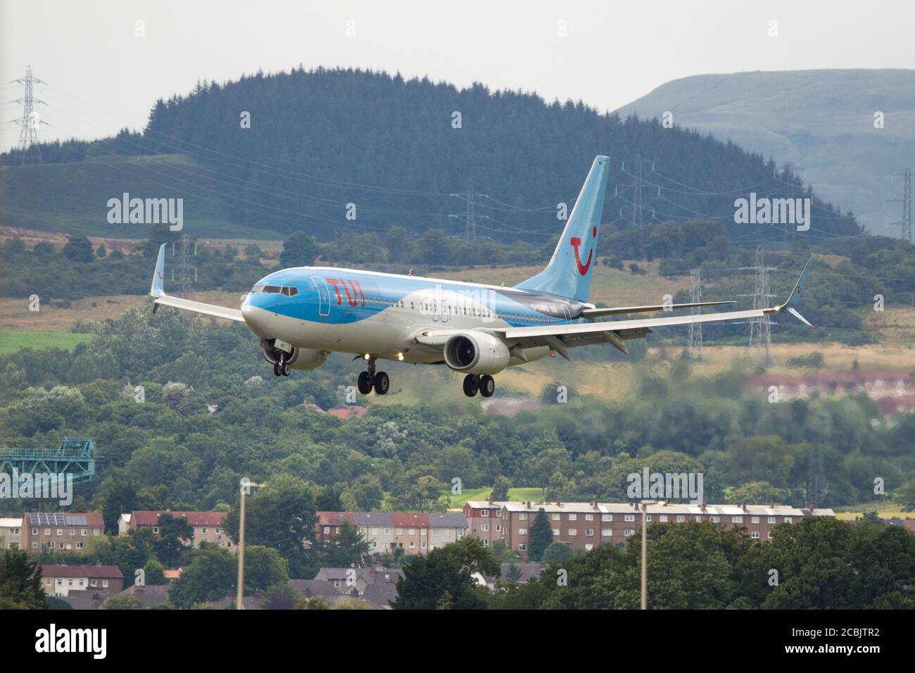 Glasgow, Écosse, Royaume-Uni. 7 août 2020 en photo : un Boeing 737-800 de TUI Airlines se prépare à atterrir à l'aéroport international de Glasgow, ramenant les vacanciers d'Europe. TUI a fait d'énormes pertes de près de 2 milliards de livres sterling en raison du blocage du coronavirus et des clients qui restent loin des destinations de vacances alors que le verrouillage s'est atténué. Crédit : Colin Fisher/Alay Live News. Banque D'Images