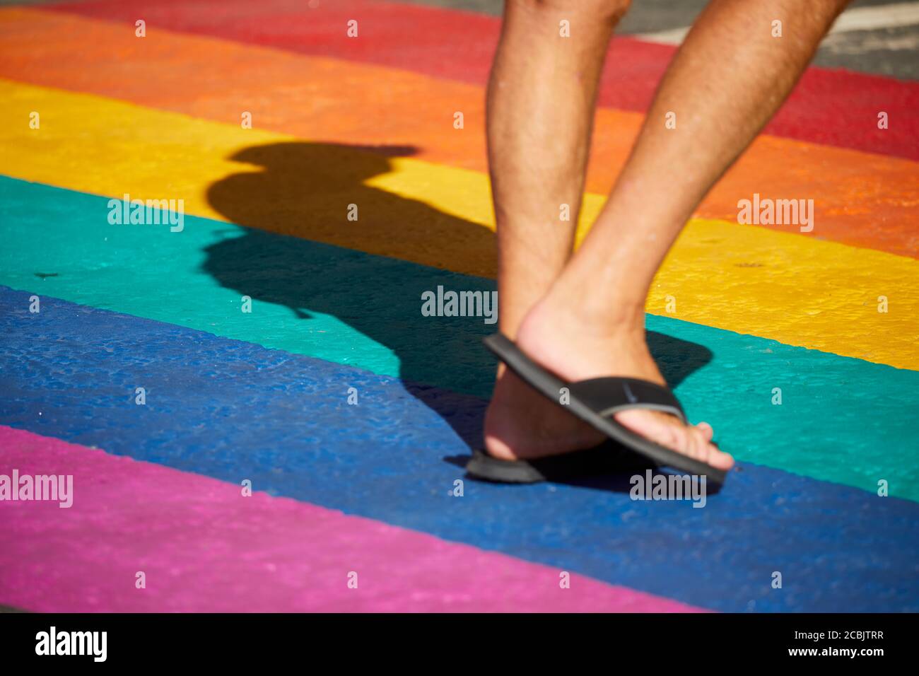 Sheffield Rainbow Crossing sur Pinstone Street montrant le soutien de Key Travailleurs pendant la pandémie de Covid19 dans la ville du Yorkshire du Sud Banque D'Images