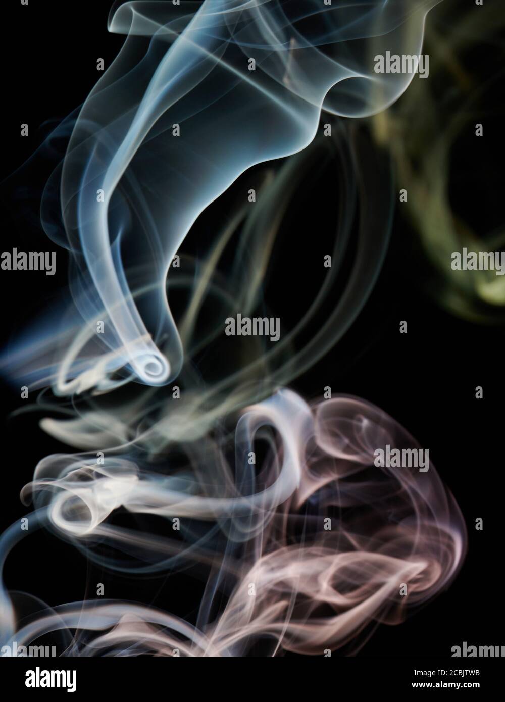 La fumée douce tourbillonne le fond rose et bleu sur le noir Banque D'Images