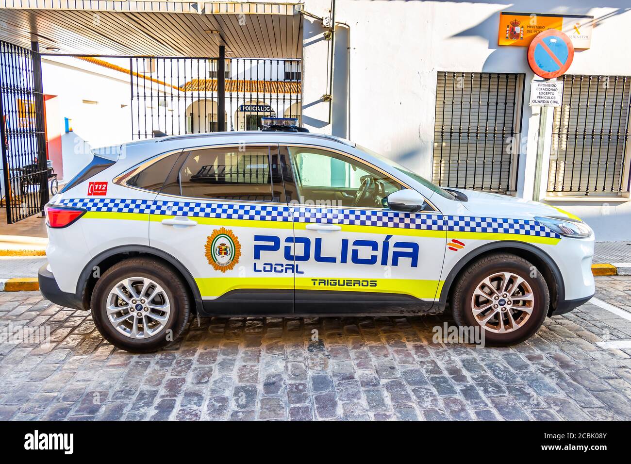 Trigueros, Huelva, Espagne - 13 août 2020: Voiture de police municipale, marque Ford Kuga, garée devant le bureau de police Banque D'Images