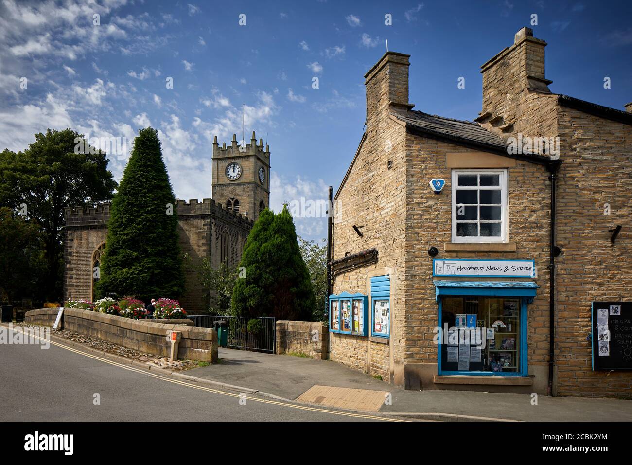 Hayfield village, High Peak, Derbyshire, petite boutique sur Church Street avec l'église St Matthews Banque D'Images