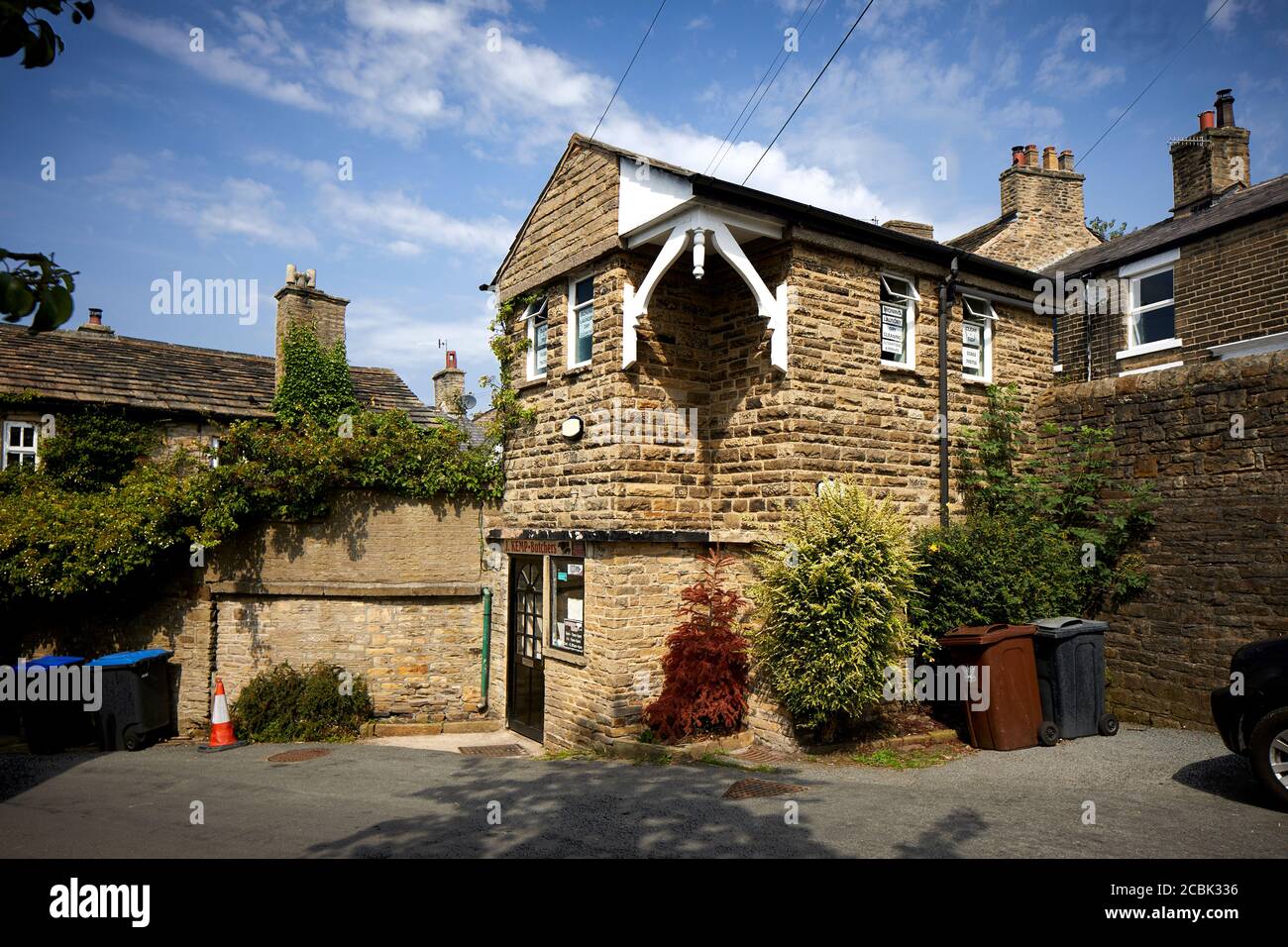 Hayfield village, High Peak, Derbyshire, petit magasin J Kemp Butchers sur Bank Street Banque D'Images