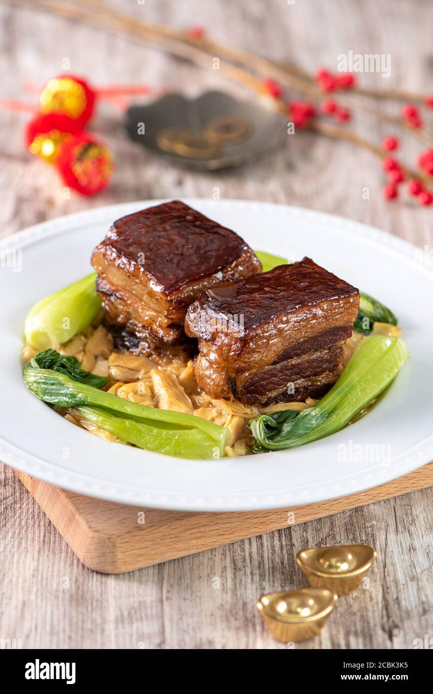 Dong po Rou (viande de porc Dongpo) dans une belle assiette bleue avec des légumes de brocoli vert, cuisine traditionnelle festive pour le repas chinois de la nouvelle année, cl Banque D'Images